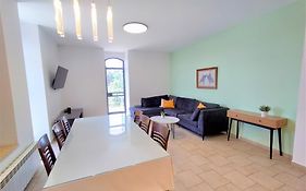 Family Apartment Near Old City
